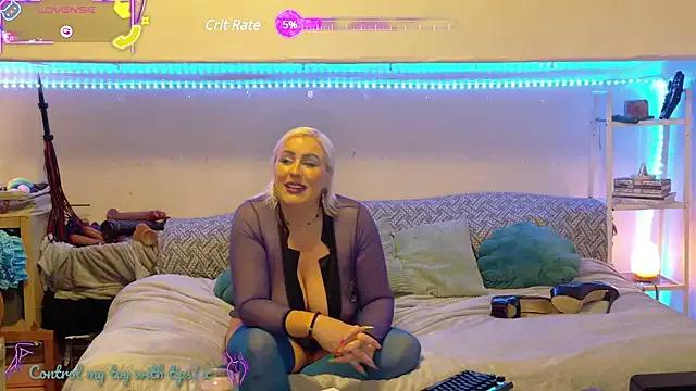 Discover our girls online shows and discover the company of countless livestreamers, with stunning shapes, sex toys and more.