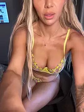 Discover our girls online shows and discover the company of countless livestreamers, with stunning shapes, sex toys and more.