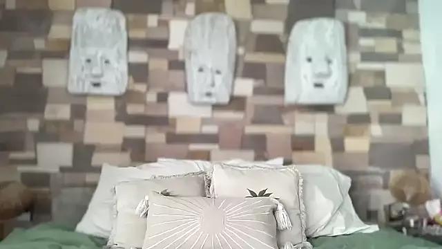 Discover our girls online shows and discover the company of countless livestreamers, with stunning shapes, sex toys and more.