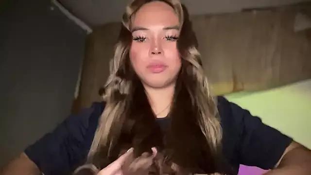 Discover our girls online shows and discover the company of countless livestreamers, with stunning shapes, sex toys and more.