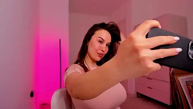 Discover our girls online shows and discover the company of countless livestreamers, with stunning shapes, sex toys and more.
