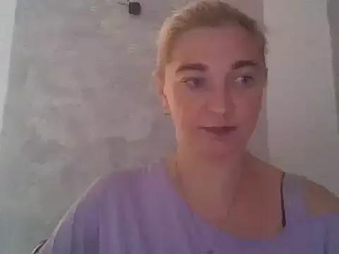 GoldenAngelMilf from StripChat is Freechat