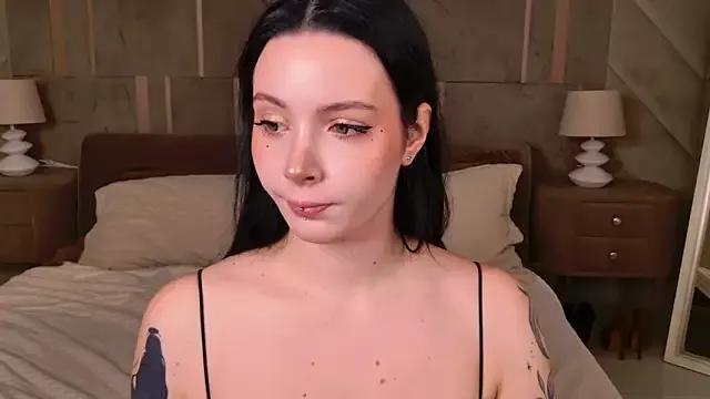 Discover our girls online shows and discover the company of countless livestreamers, with stunning shapes, sex toys and more.