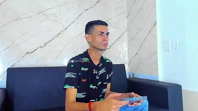 Discover our girls online shows and discover the company of countless livestreamers, with stunning shapes, sex toys and more.