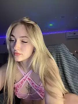 Discover our girls online shows and discover the company of countless livestreamers, with stunning shapes, sex toys and more.