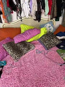 Discover our girls online shows and discover the company of countless livestreamers, with stunning shapes, sex toys and more.