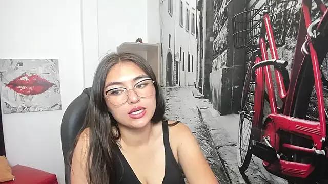 Discover our girls online shows and discover the company of countless livestreamers, with stunning shapes, sex toys and more.