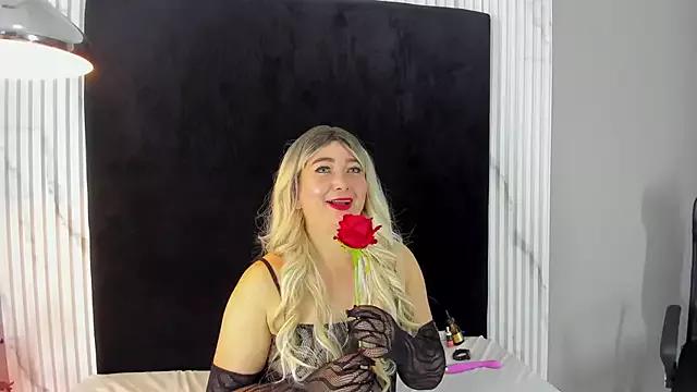 Discover our girls online shows and discover the company of countless livestreamers, with stunning shapes, sex toys and more.