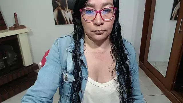 Discover our girls online shows and discover the company of countless livestreamers, with stunning shapes, sex toys and more.