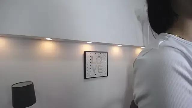 Discover our girls online shows and discover the company of countless livestreamers, with stunning shapes, sex toys and more.