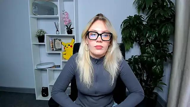 Discover our girls online shows and discover the company of countless livestreamers, with stunning shapes, sex toys and more.