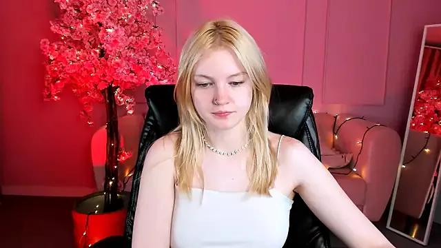 Discover our girls online shows and discover the company of countless livestreamers, with stunning shapes, sex toys and more.