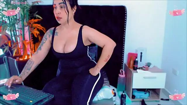 Discover our girls online shows and discover the company of countless livestreamers, with stunning shapes, sex toys and more.