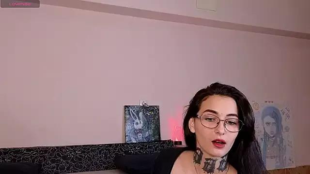 Discover our girls online shows and discover the company of countless livestreamers, with stunning shapes, sex toys and more.