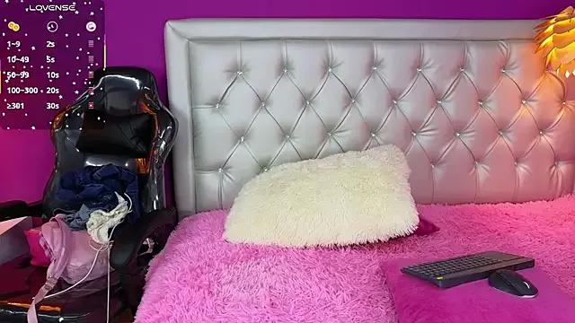 Discover our girls online shows and discover the company of countless livestreamers, with stunning shapes, sex toys and more.