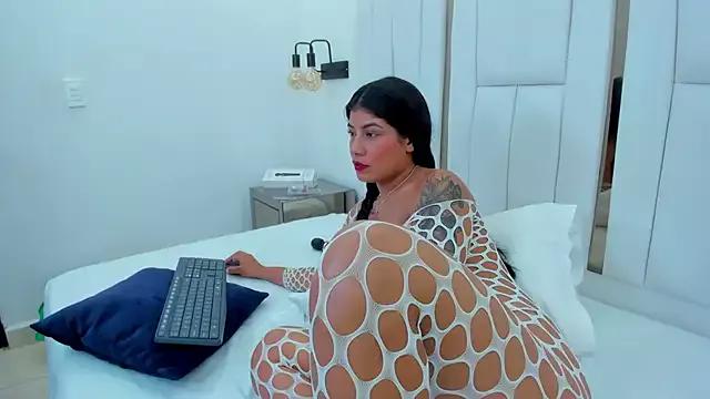 Discover our girls online shows and discover the company of countless livestreamers, with stunning shapes, sex toys and more.