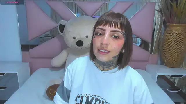 Discover our girls online shows and discover the company of countless livestreamers, with stunning shapes, sex toys and more.