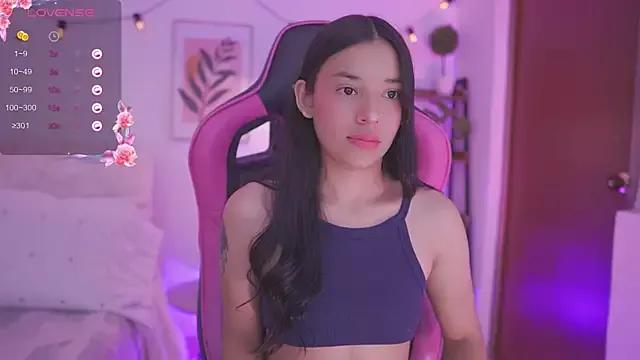 Discover our girls online shows and discover the company of countless livestreamers, with stunning shapes, sex toys and more.