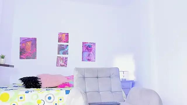 Discover our girls online shows and discover the company of countless livestreamers, with stunning shapes, sex toys and more.