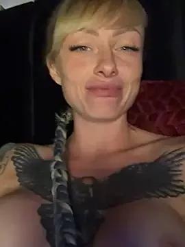 Discover our girls online shows and discover the company of countless livestreamers, with stunning shapes, sex toys and more.