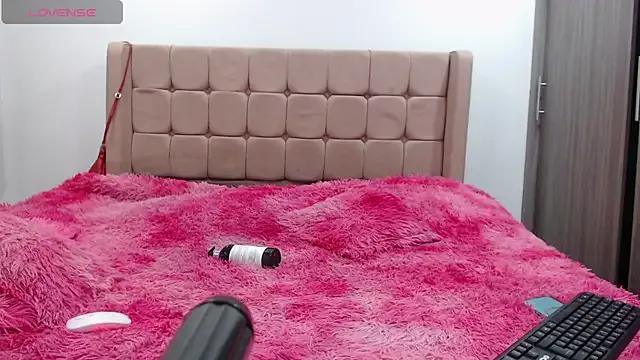 Discover our girls online shows and discover the company of countless livestreamers, with stunning shapes, sex toys and more.