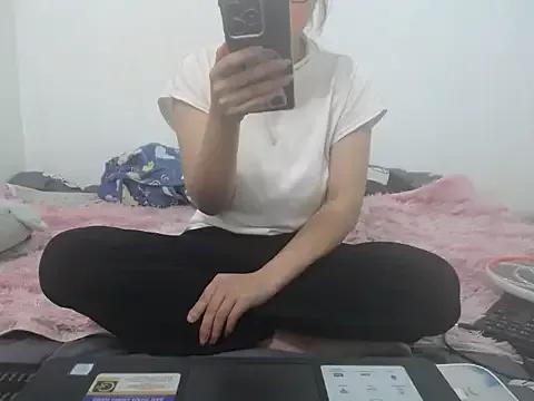 Discover our girls online shows and discover the company of countless livestreamers, with stunning shapes, sex toys and more.