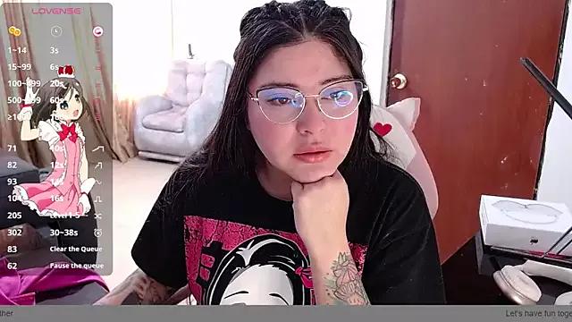 Discover our girls online shows and discover the company of countless livestreamers, with stunning shapes, sex toys and more.