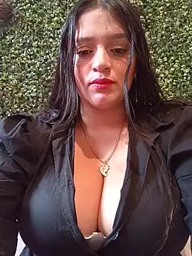 Discover our girls online shows and discover the company of countless livestreamers, with stunning shapes, sex toys and more.