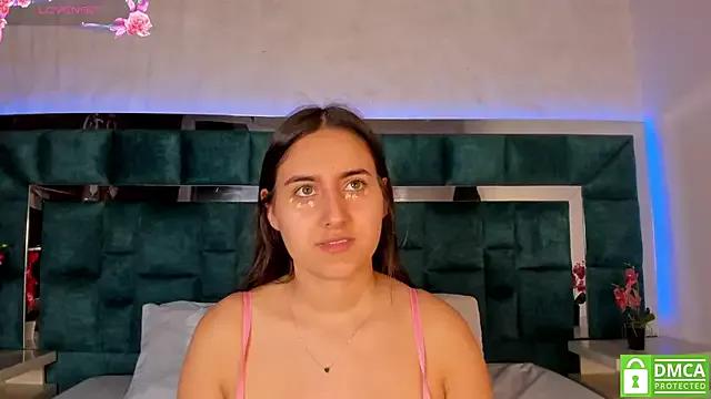 Discover our girls online shows and discover the company of countless livestreamers, with stunning shapes, sex toys and more.