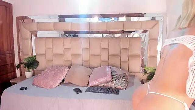 Discover our girls online shows and discover the company of countless livestreamers, with stunning shapes, sex toys and more.