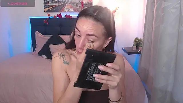 Discover our girls online shows and discover the company of countless livestreamers, with stunning shapes, sex toys and more.