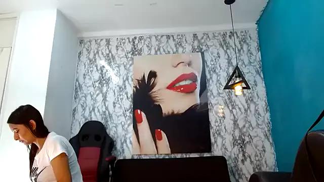 Discover our girls online shows and discover the company of countless livestreamers, with stunning shapes, sex toys and more.