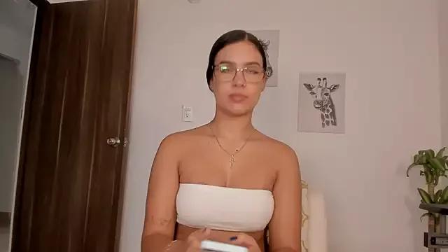 Discover our girls online shows and discover the company of countless livestreamers, with stunning shapes, sex toys and more.