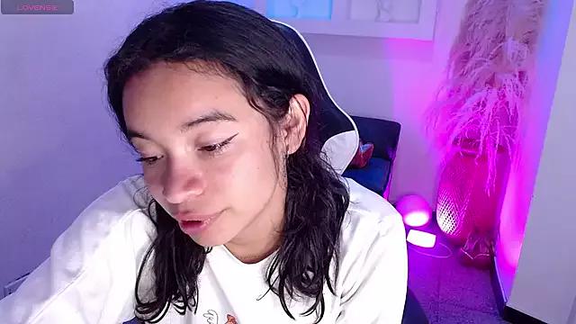 Discover our girls online shows and discover the company of countless livestreamers, with stunning shapes, sex toys and more.
