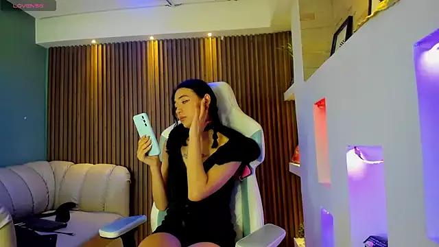 Discover our girls online shows and discover the company of countless livestreamers, with stunning shapes, sex toys and more.