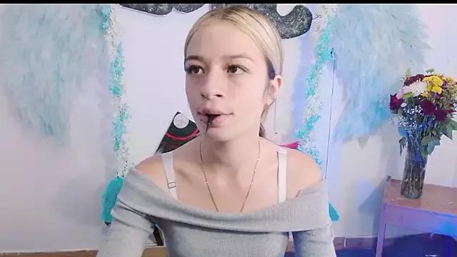 Discover our girls online shows and discover the company of countless livestreamers, with stunning shapes, sex toys and more.