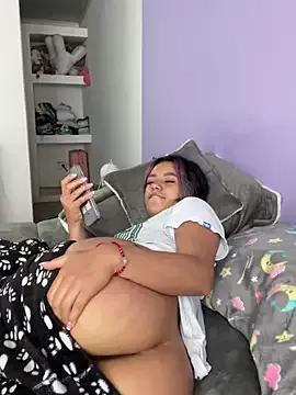 Discover our girls online shows and discover the company of countless livestreamers, with stunning shapes, sex toys and more.