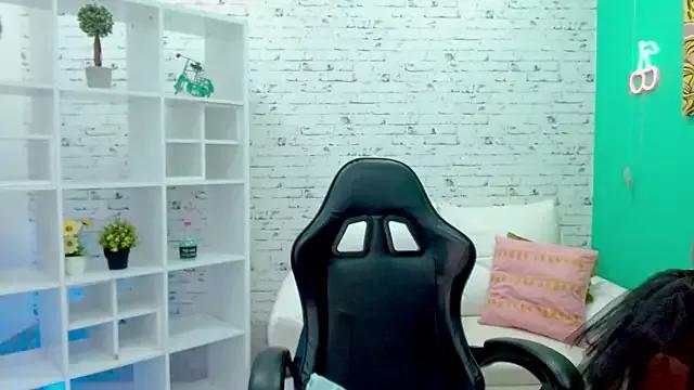 Discover our girls online shows and discover the company of countless livestreamers, with stunning shapes, sex toys and more.