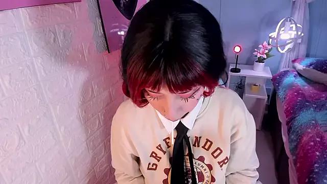 Discover our girls online shows and discover the company of countless livestreamers, with stunning shapes, sex toys and more.