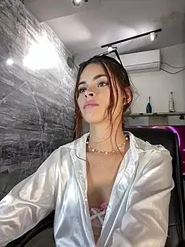 Discover our girls online shows and discover the company of countless livestreamers, with stunning shapes, sex toys and more.