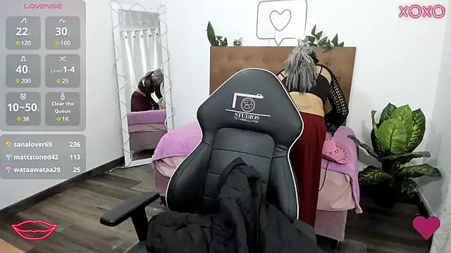 Discover our girls online shows and discover the company of countless livestreamers, with stunning shapes, sex toys and more.