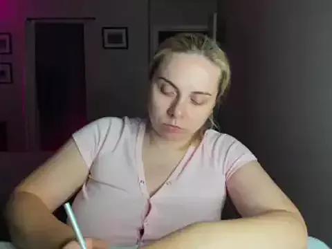 HappyIva from StripChat
