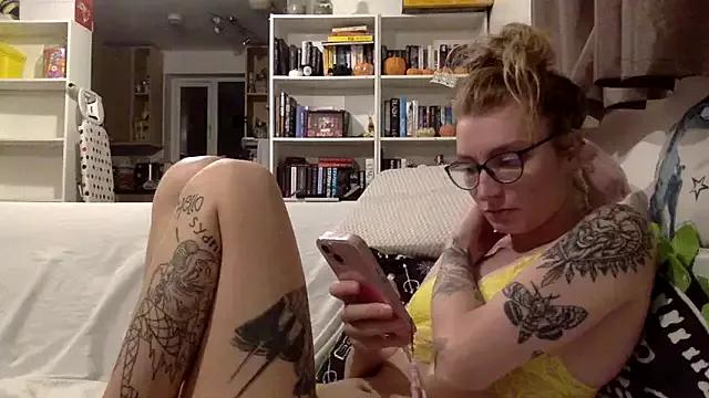 Discover our girls online shows and discover the company of countless livestreamers, with stunning shapes, sex toys and more.