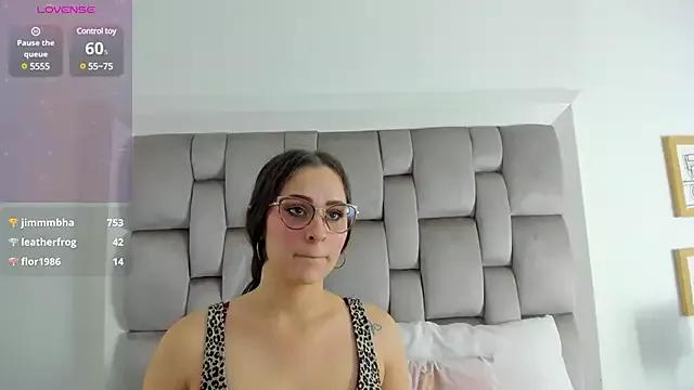 Discover our girls online shows and discover the company of countless livestreamers, with stunning shapes, sex toys and more.