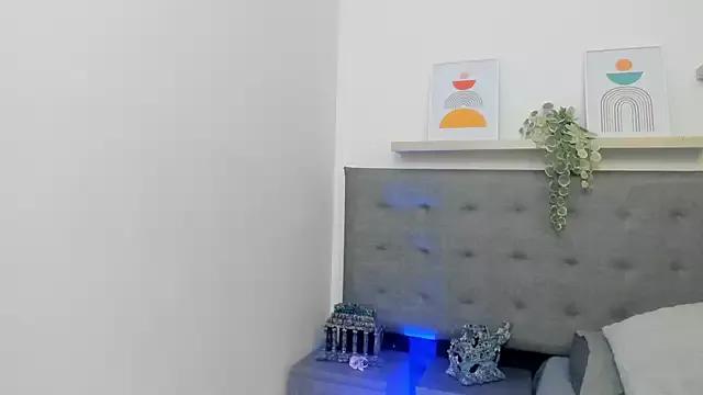 Discover our girls online shows and discover the company of countless livestreamers, with stunning shapes, sex toys and more.