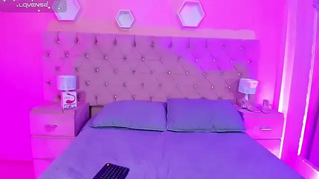 Discover our girls online shows and discover the company of countless livestreamers, with stunning shapes, sex toys and more.