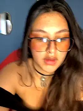 Discover our girls online shows and discover the company of countless livestreamers, with stunning shapes, sex toys and more.