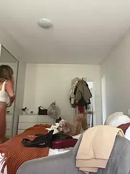 Discover our girls online shows and discover the company of countless livestreamers, with stunning shapes, sex toys and more.