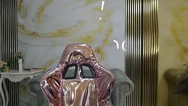 Discover our girls online shows and discover the company of countless livestreamers, with stunning shapes, sex toys and more.