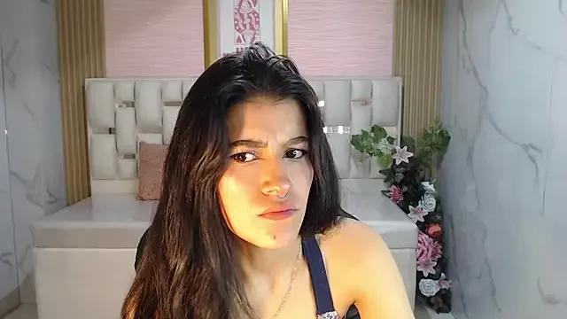 Discover our girls online shows and discover the company of countless livestreamers, with stunning shapes, sex toys and more.
